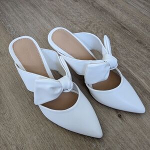 Brand new pointed toe bow heel